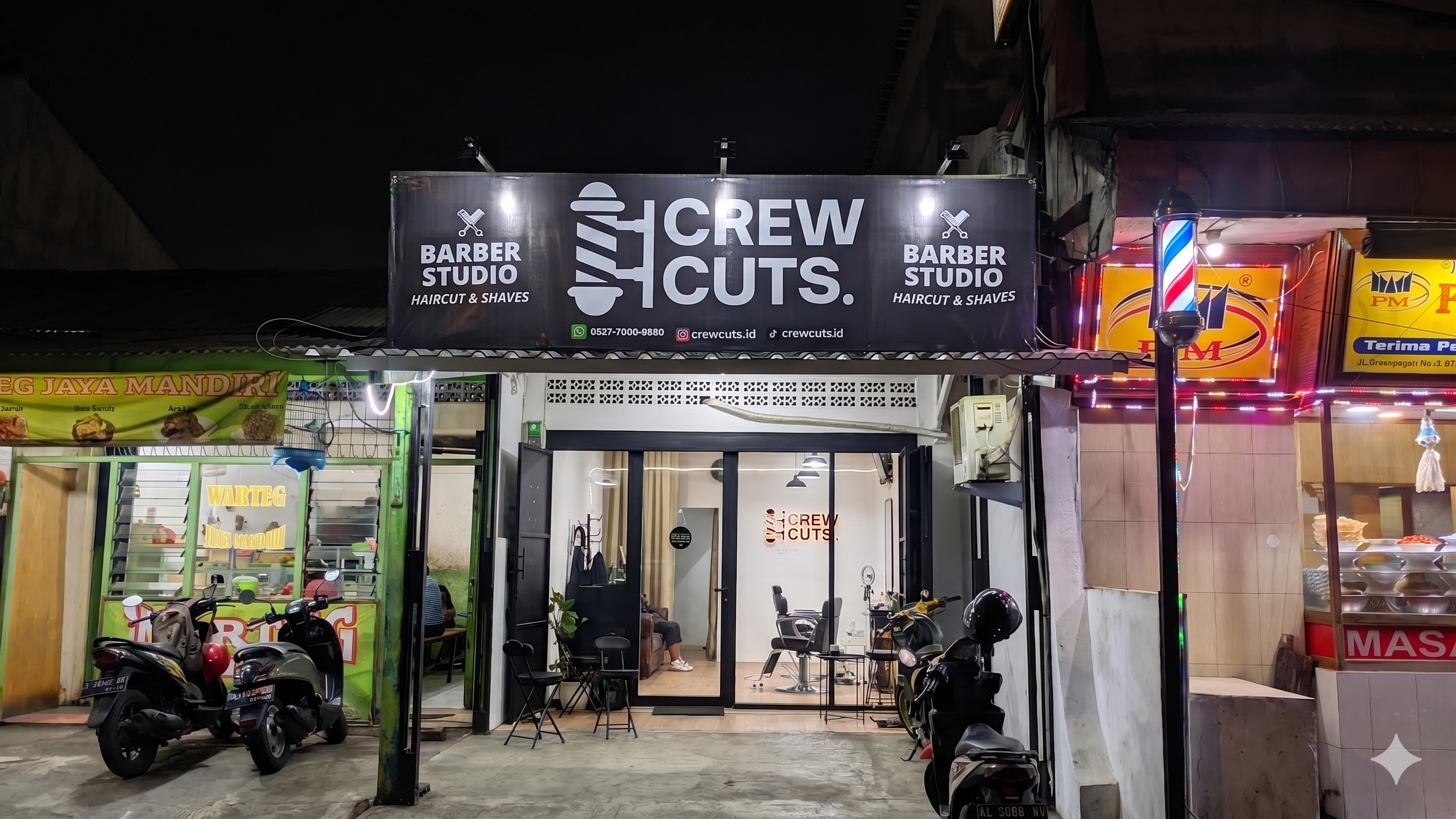 Barber profesional Crewcuts.id sedang melayani pelanggan di Bintaro – potong rambut premium