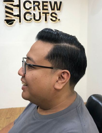 Barber profesional Crewcuts mengerjakan skin fade Bintaro